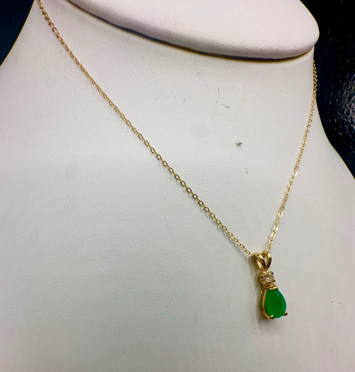 Emerald diamond pendant necklace