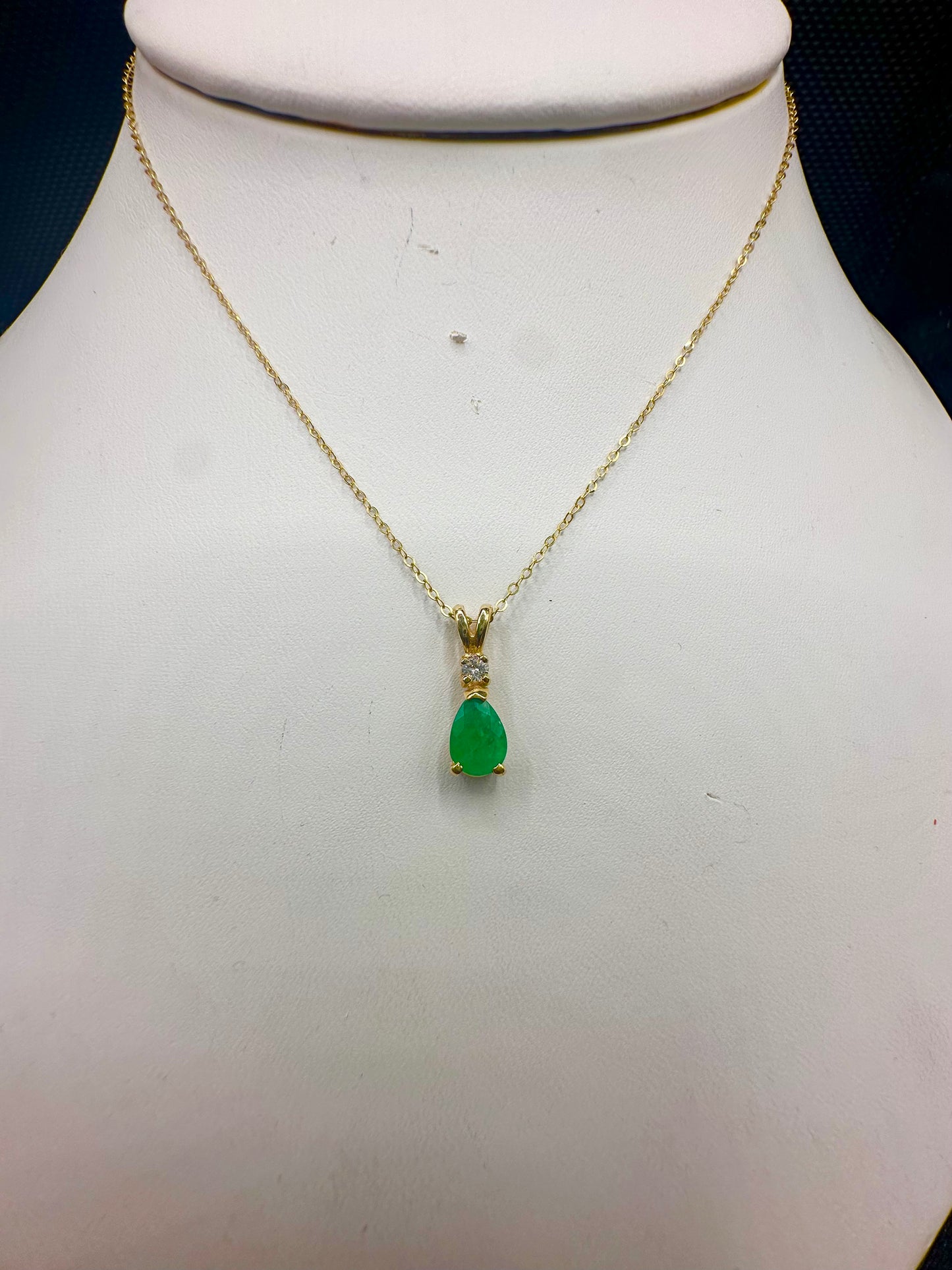 Emerald diamond pendant necklace